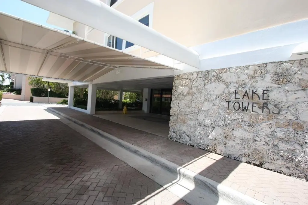 Entry at 250 Bradley Place 707, Palm Beach