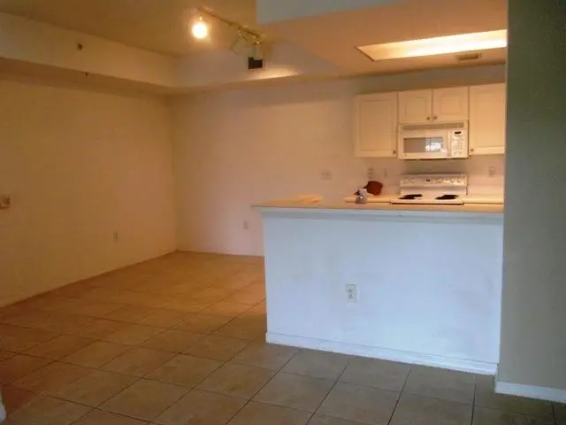 Dining area kitchen at 2812 Grande Parkway 110, Palm Beach Gardens