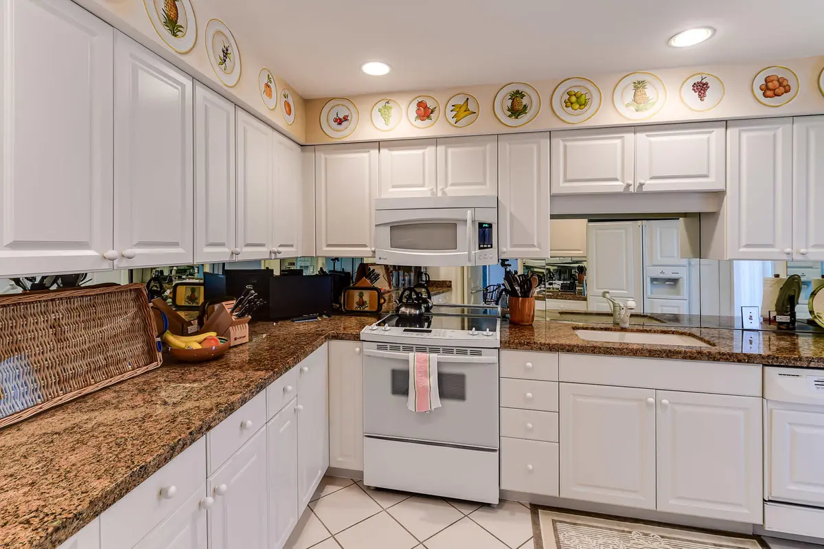 100 Royal Palm Way 3C - MLS-9 at 100 Royal Palm Way C3, Palm Beach