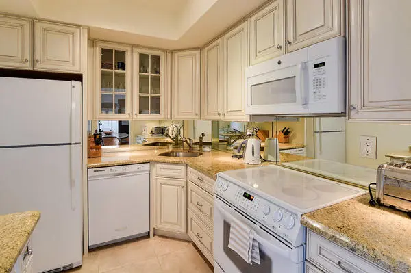 250 Bradley Pl 609 - Kitchen.jpg at 250 Bradley Place 609, Palm Beach