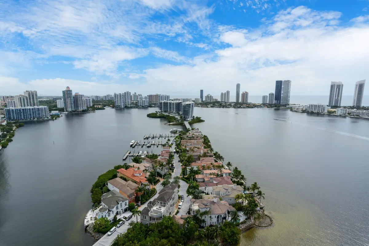 18_4000IslandBlvdPH1_143_BayView_HiRes at 4000 Island Boulevard 1, Aventura