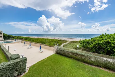 2565 S Ocean Boulevard 325, Palm Beach – sold