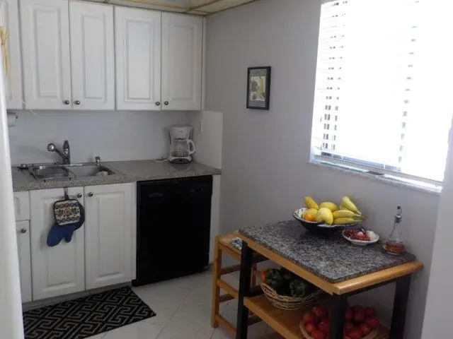 Loads if natural light in kitchen at 15036 Ashland Lane 69, Delray Beach