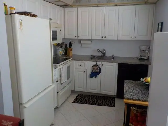 Lovely updated kitchen at 15036 Ashland Lane 69, Delray Beach