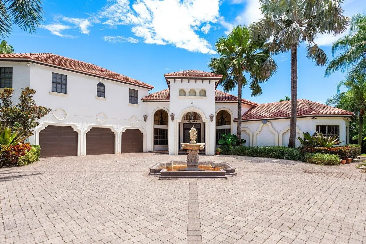 Front drive at 17654 Bocaire Way, Boca Raton