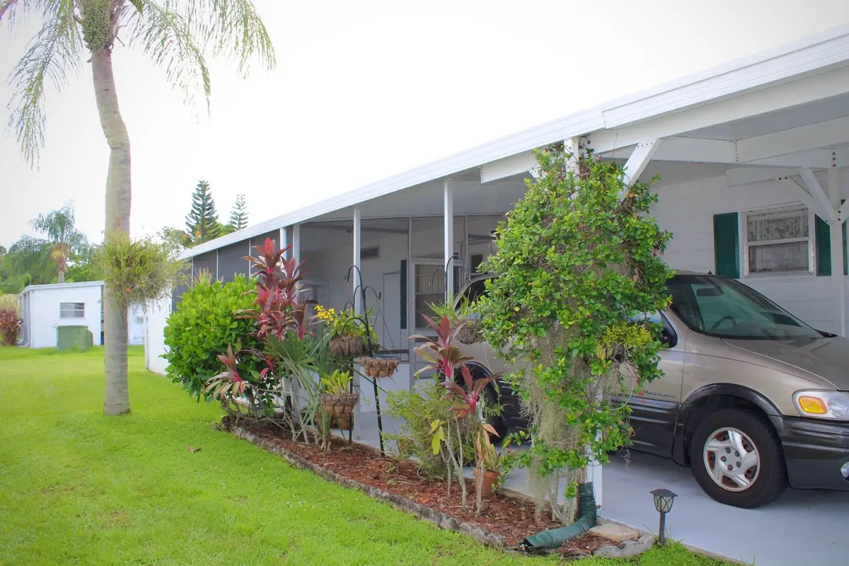 well kept garden at 164 Camino Del Rio, Port St. Lucie