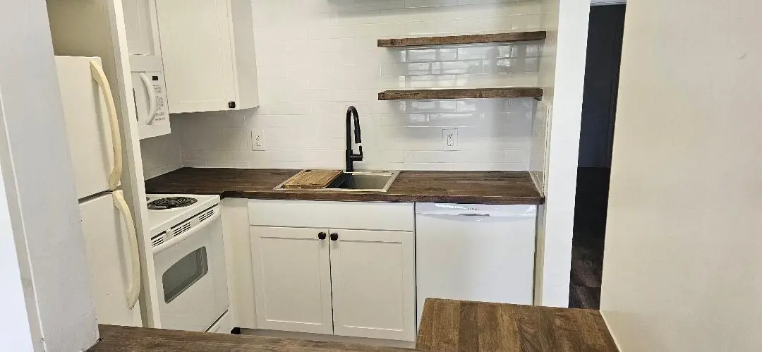 kitchen pass thru at 880 W Horizons 111, Boynton Beach
