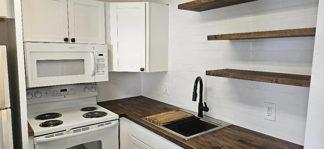 kitchen at 880 W Horizons 111, Boynton Beach