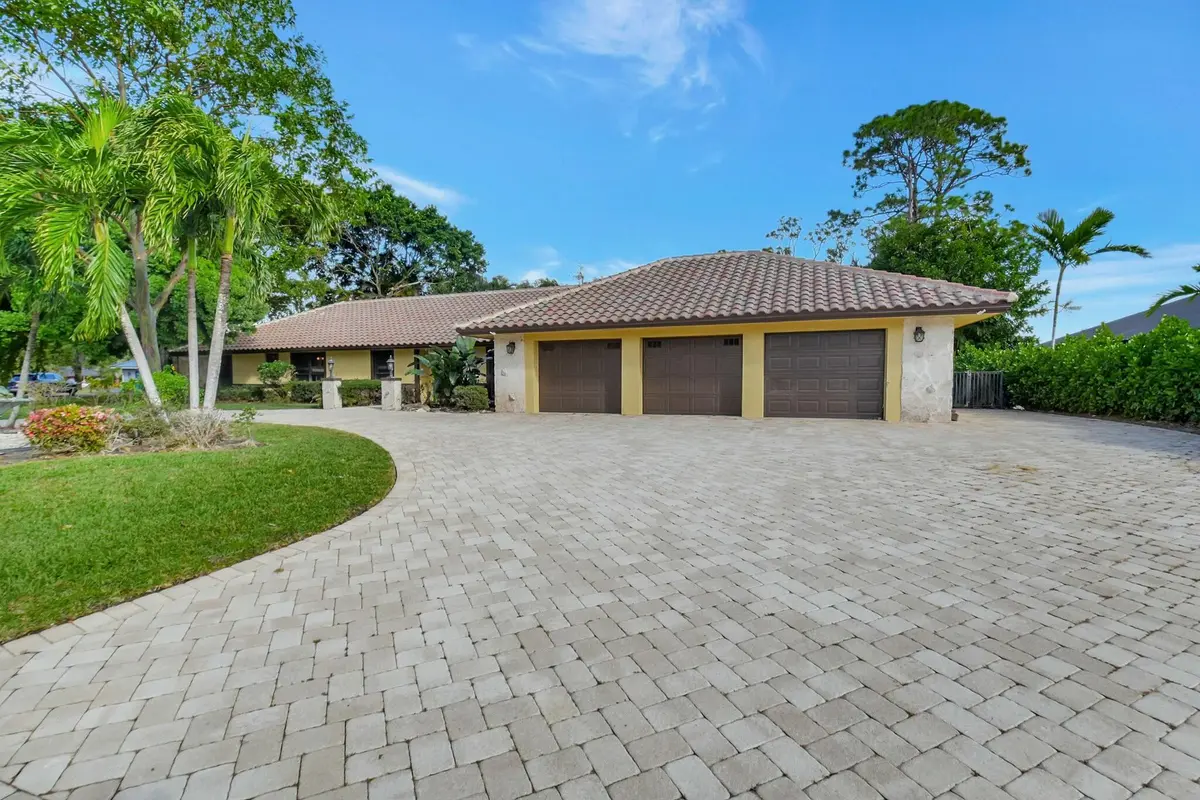 tempImagemY89rh at 581 S Country Club Drive, Atlantis
