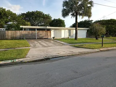 100 SE Naranja Avenue, Port St. Lucie – Single Family Residence for sale