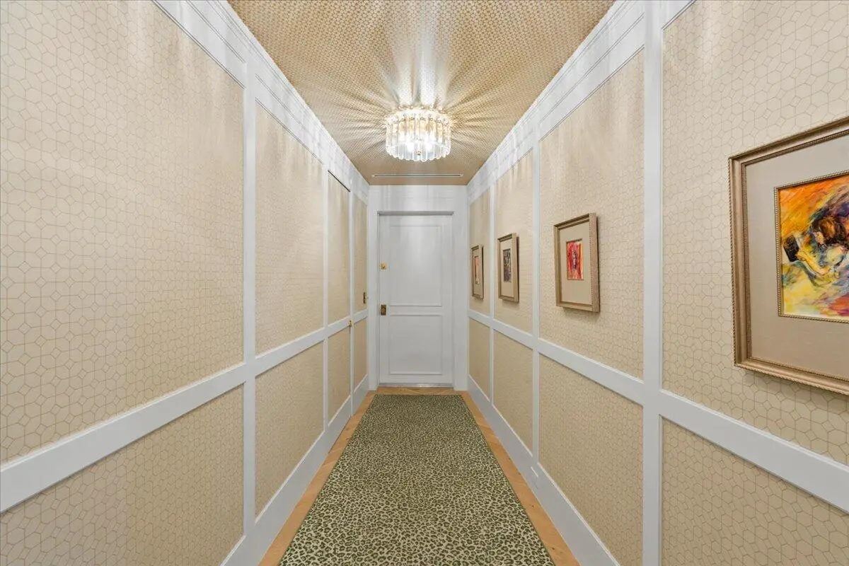 12-DSC07843 at 100 Royal Palm Way G3, Palm Beach