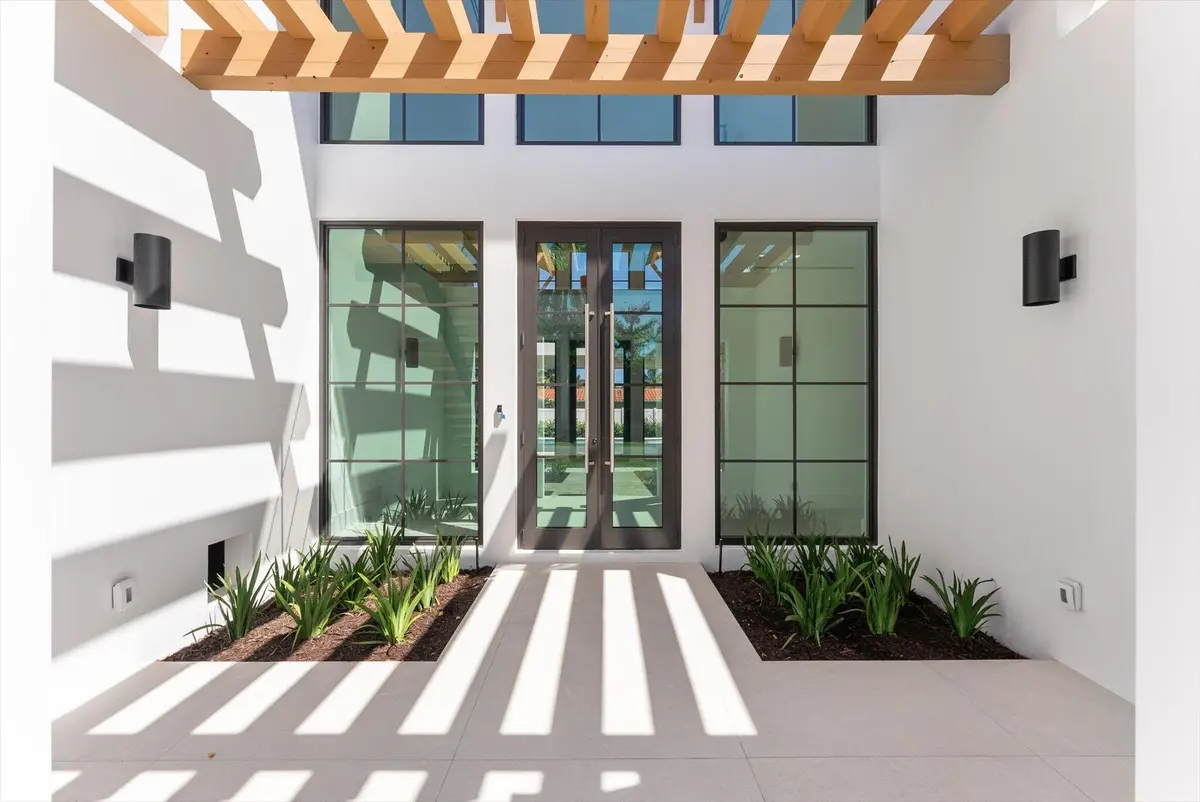 Front Entrance at 880 NE 3rd Avenue, Boca Raton
