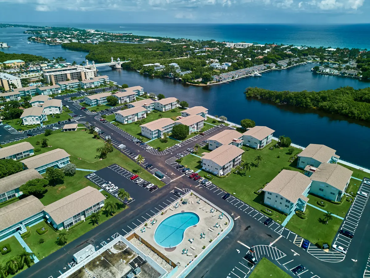 Aerial view at 880 Horizons 102, Boynton Beach