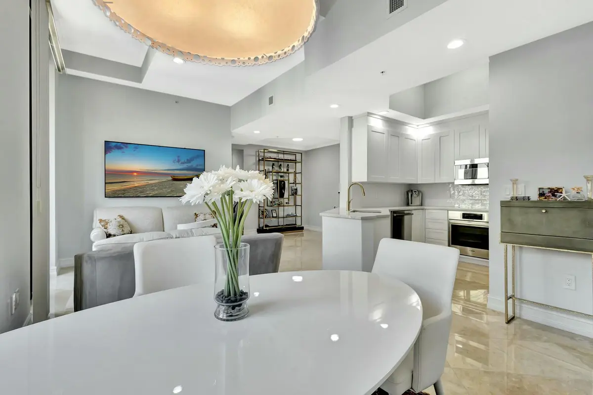 11' 6" CEILING HEIGHT at 701 S Olive Avenue 2108, West Palm Beach