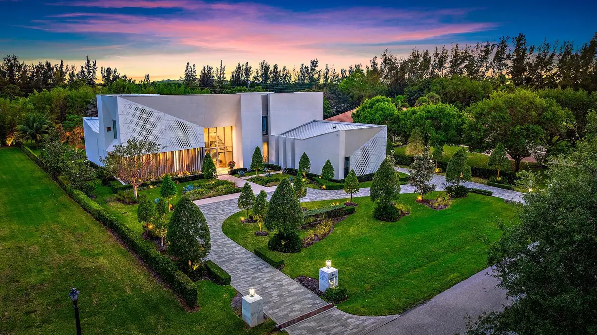Manicured private lot at 8119 Man O War Road, Palm Beach Gardens