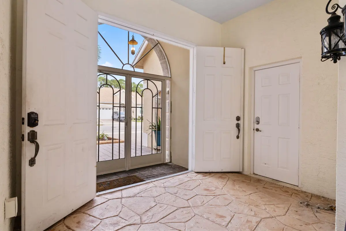 Double entry at 731 SW Great Exuma Cove, Port St. Lucie