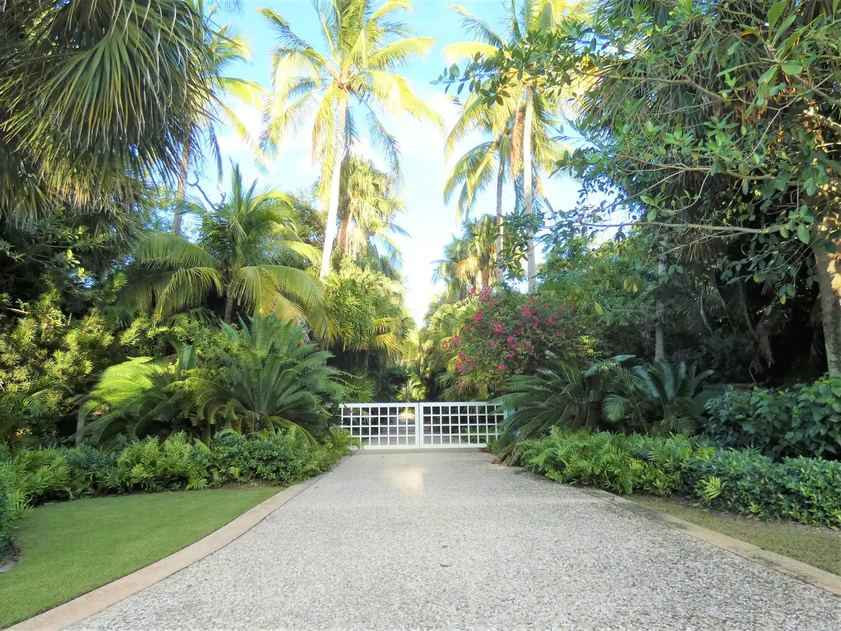 Front Gate at 521 S Beach Road, Jupiter Island