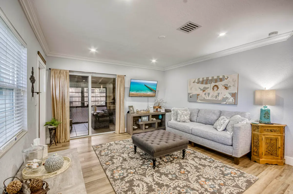 IMG-17 at 404 S Caloosahatchee Avenue, Jupiter