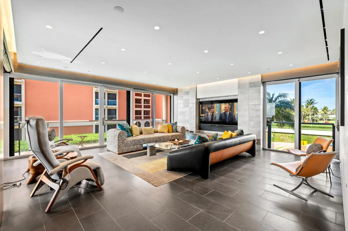 mls_LIVING_LOOKING_IN_DT at 2 N Breakers Row N25, Palm Beach