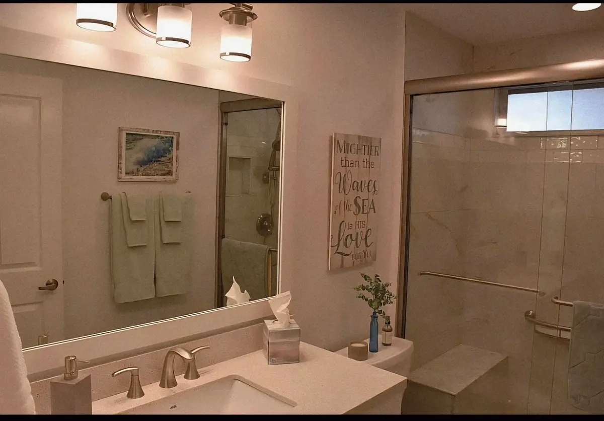 Guest Bathroom at 1101 Sun Terrace Court, Palm Beach Gardens