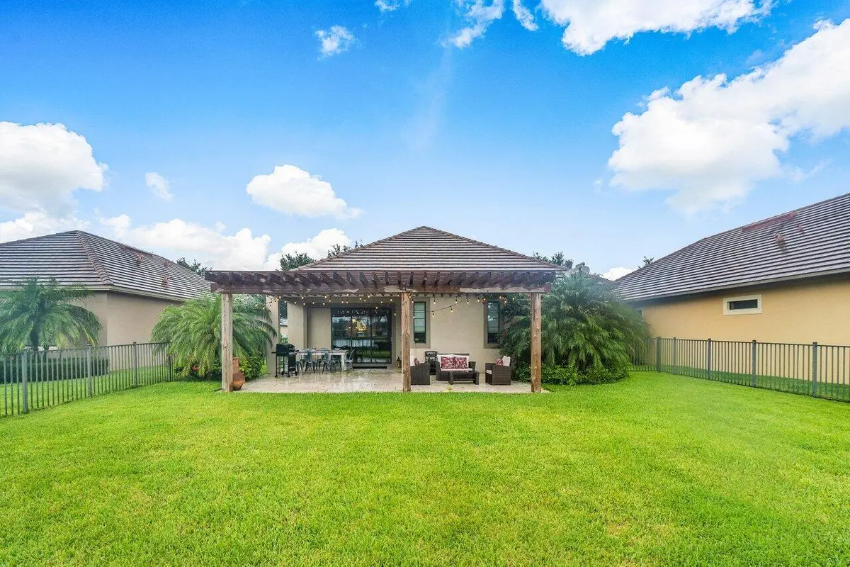 Outdoor pergola for entertaining at 10178 Prato Street, Wellington