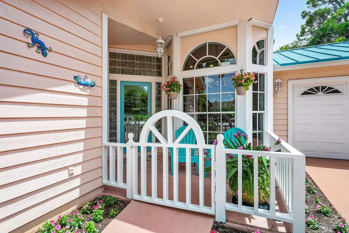 Entry gate at 13982 Paddock Drive, Wellington