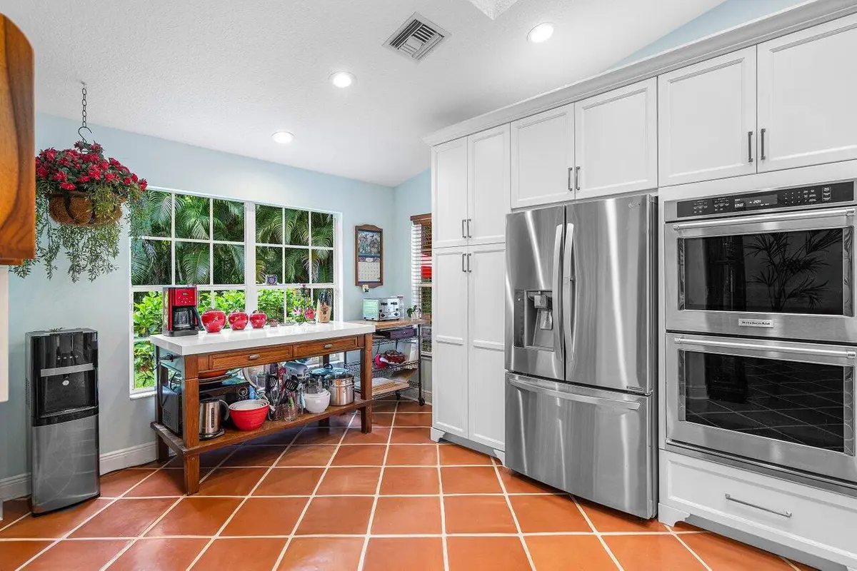 Eating Space at 13982 Paddock Drive, Wellington