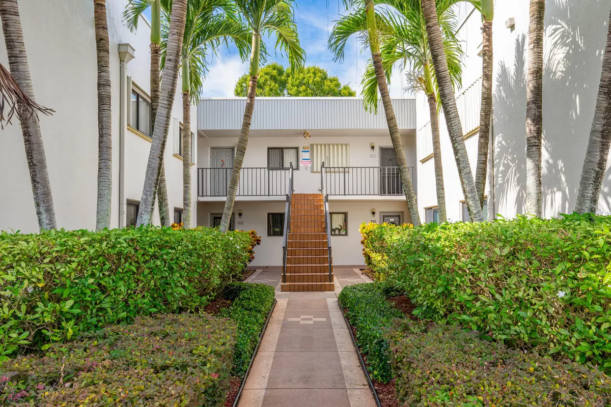 2[1]Lakes of Delray at 15450 E Pembridge Avenue 192, Delray Beach