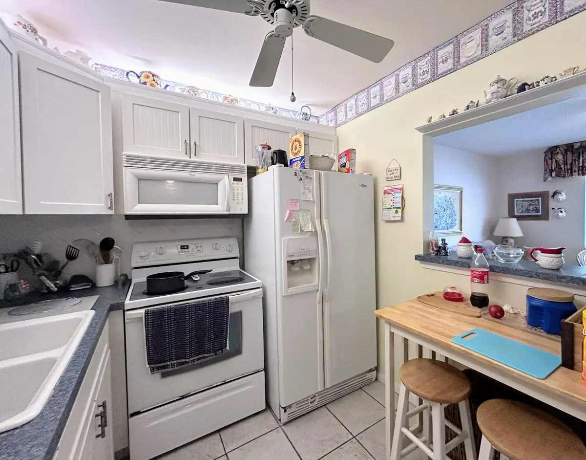 KITCHEN W/ PASS THRU TO LR at 340 Horizons W 203, Boynton Beach