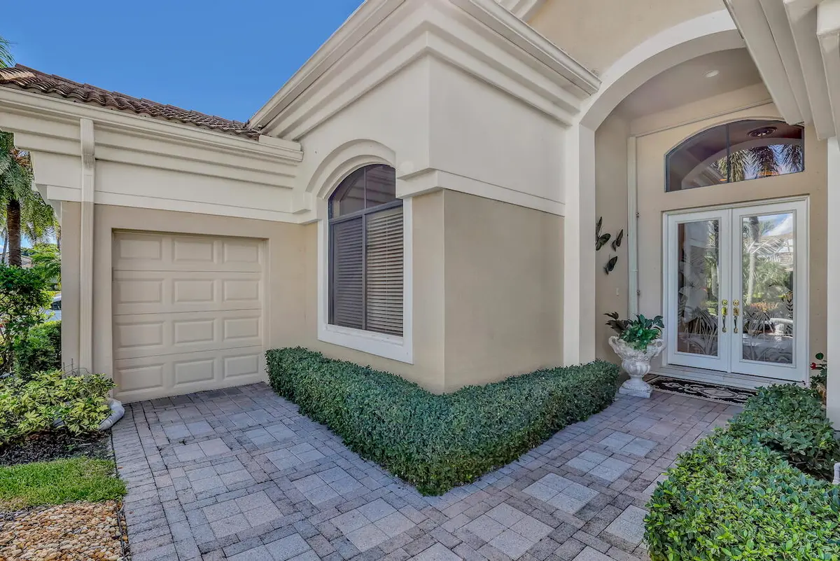 Practical & Polished at 10250 Blue Heron Point, West Palm Beach