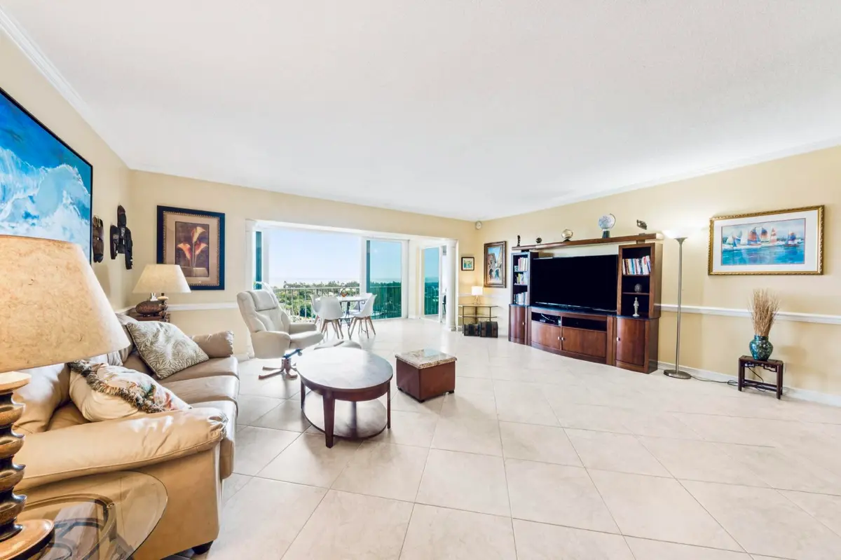 Family Room at 555 SE 6th Avenue 11d, Delray Beach