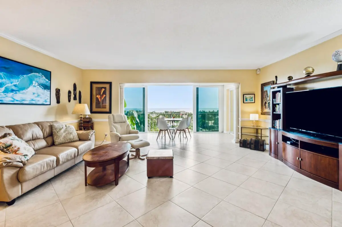Family Room at 555 SE 6th Avenue 11d, Delray Beach