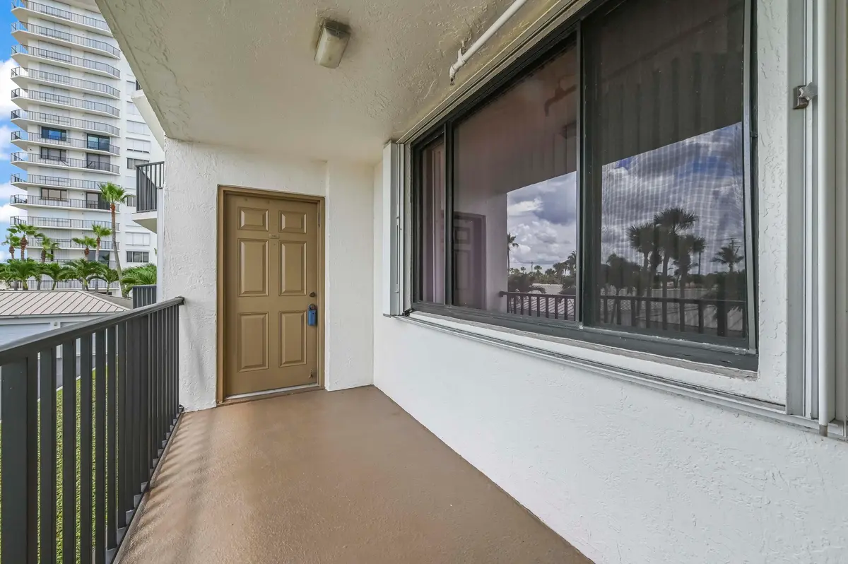 1 Entry 01 at 3120 N Highway A1a 201, Fort Pierce