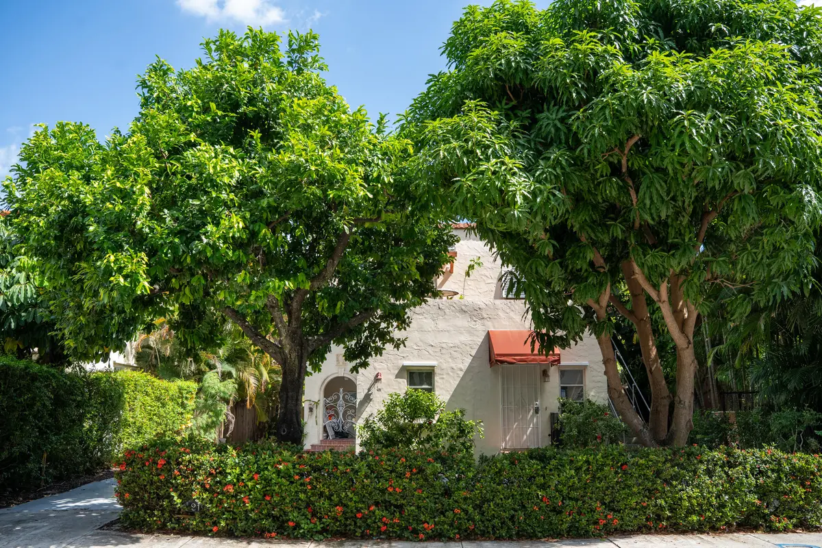 Front Facade at 219 Seminole Avenue, Palm Beach