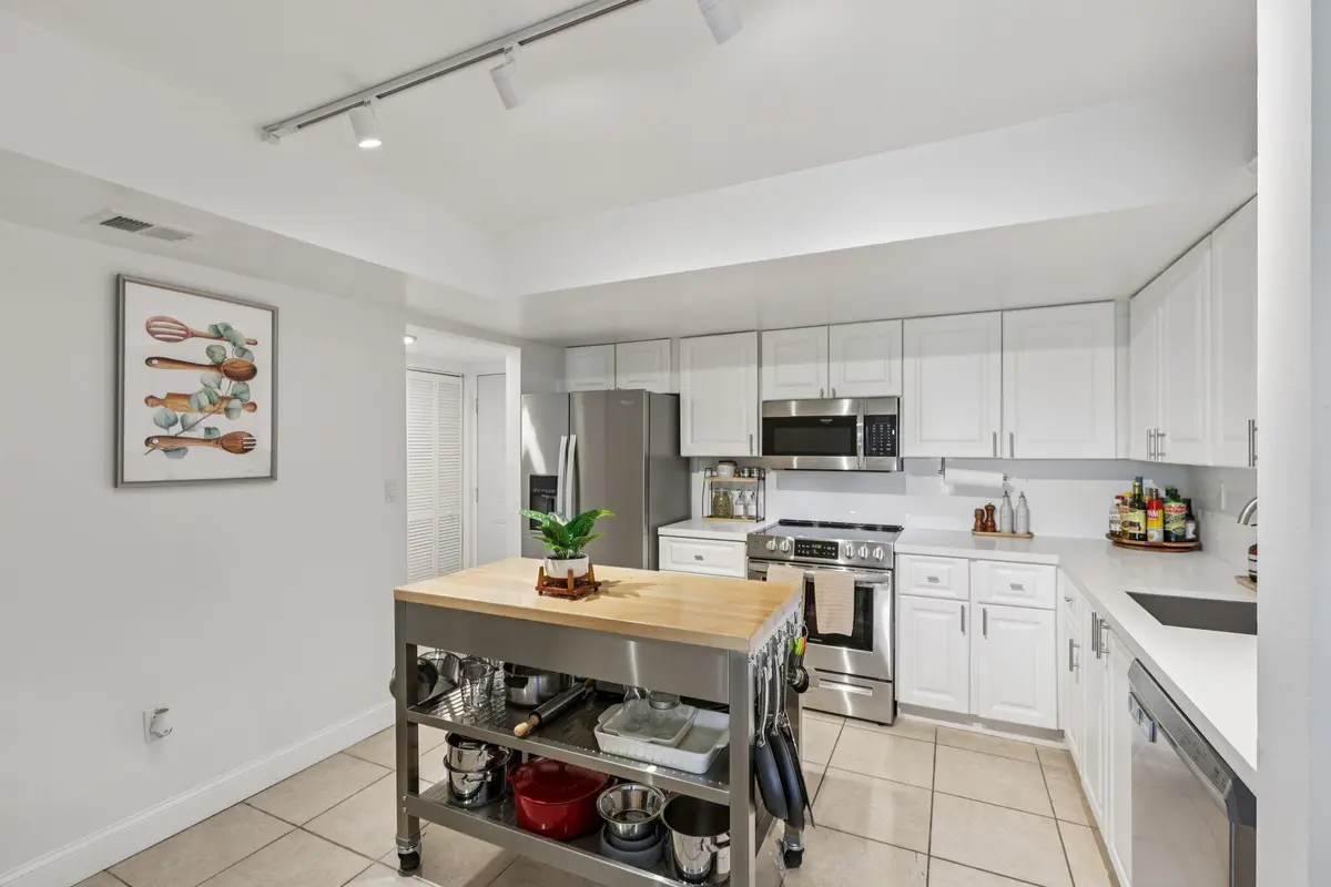 18-web-or-mls-N Pine Island Rd 406-S2608 at 721 N Pine Island 406, Plantation