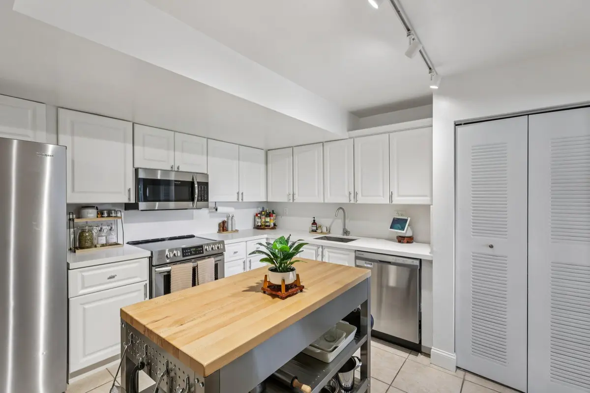 19-web-or-mls-N Pine Island Rd 406-S2608 at 721 N Pine Island 406, Plantation