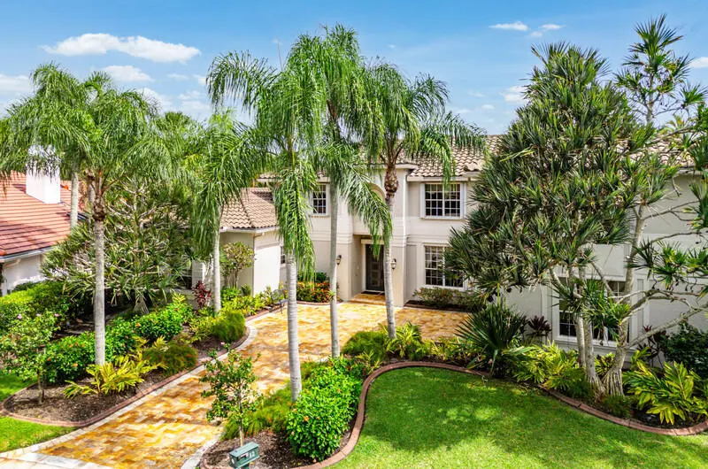 Lush landscaping at 12 Martinique Cove, Palm Beach Gardens