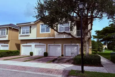 1561 SE Hampshire Way 104, Stuart – sold