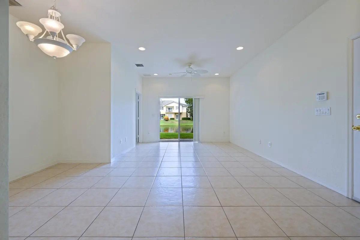 1561 SE Hampshire Way 104 at 1561 SE Hampshire Way 104, Stuart