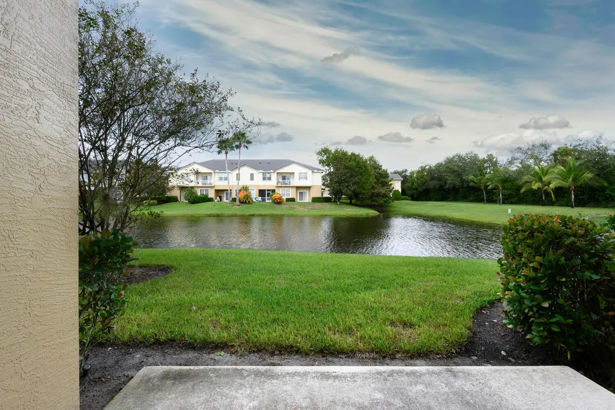 1561 SE Hampshire Way 104 at 1561 SE Hampshire Way 104, Stuart