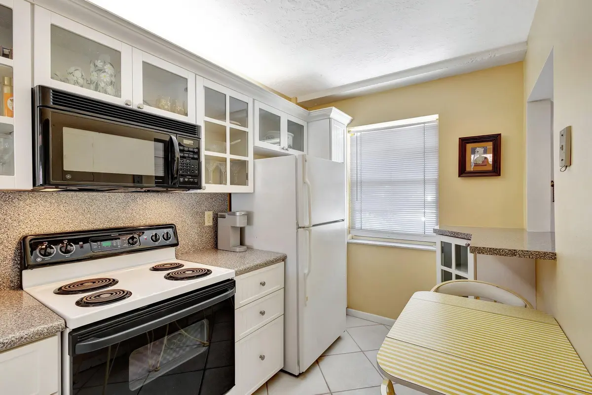 kitchen at 105 Paradise Harbour Boulevard 109, North Palm Beach