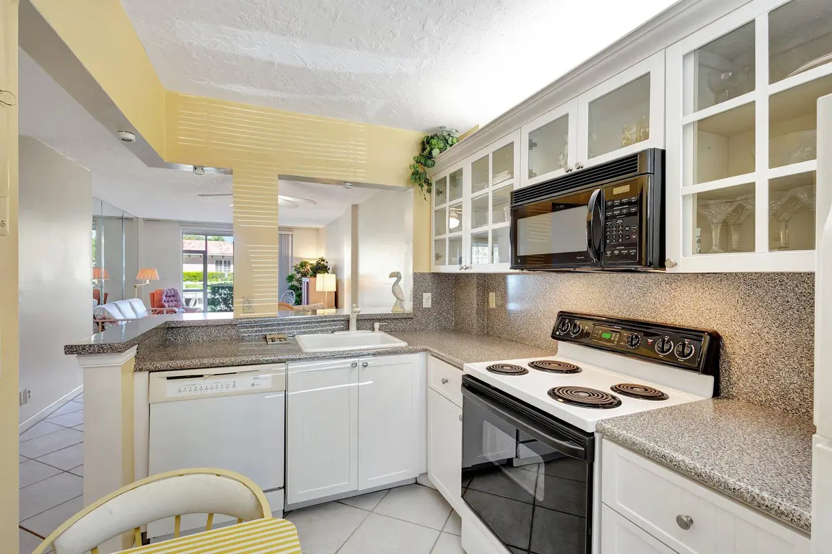 kitchen at 105 Paradise Harbour Boulevard 109, North Palm Beach