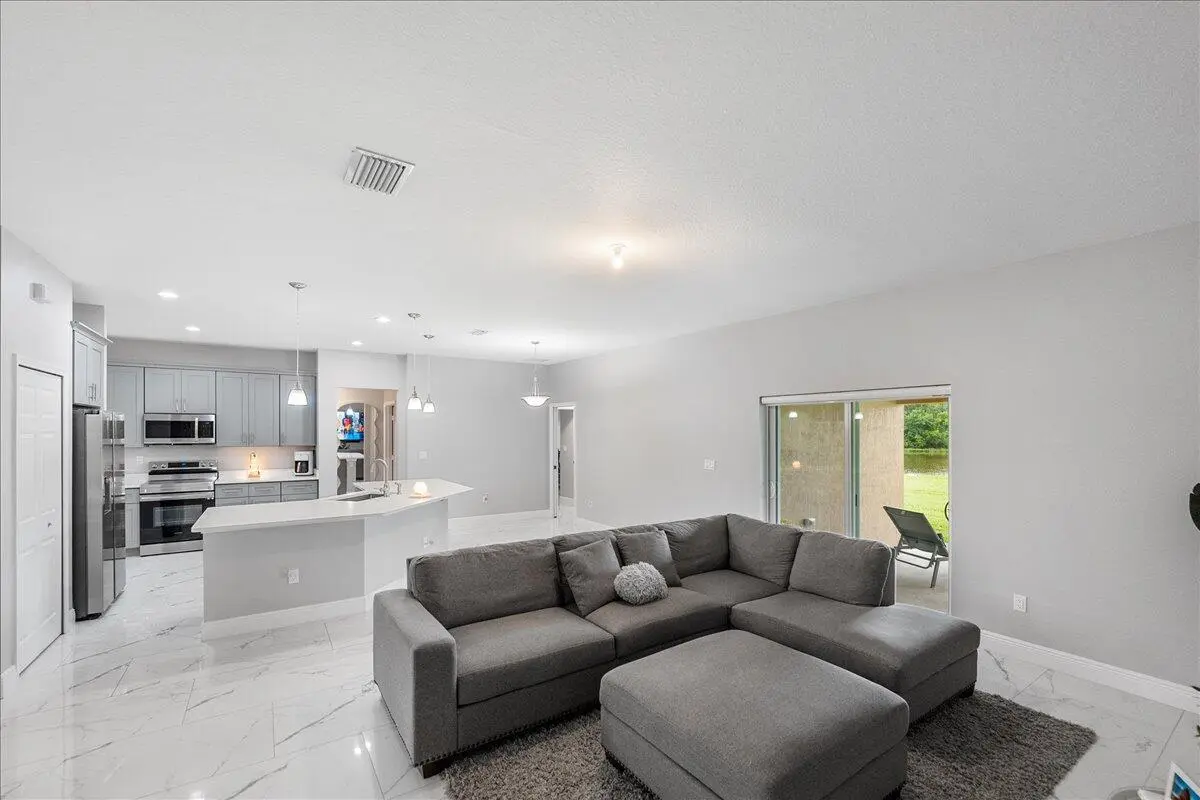 37-DSC3008 at 448 SW Vista Lake Drive, Port St. Lucie