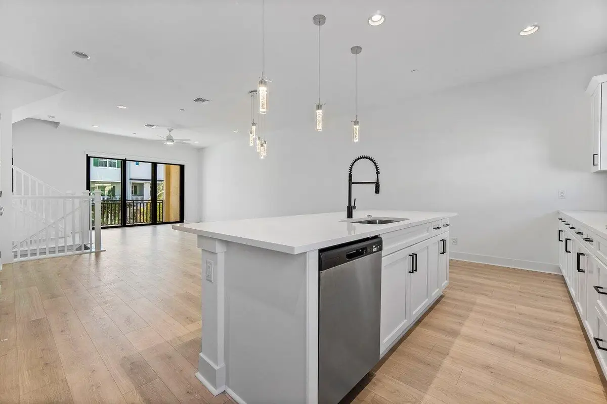 Large Island at 5333 Sagan Lane, Palm Beach Gardens