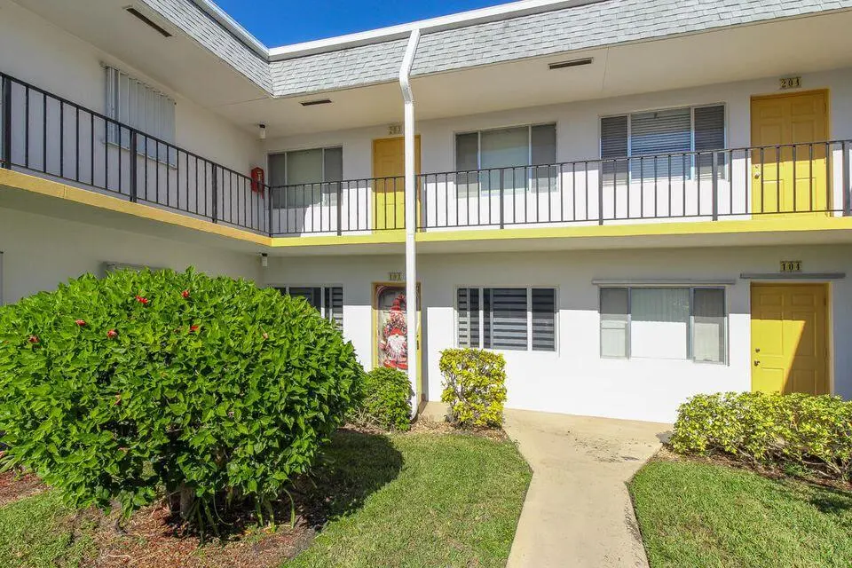 Front view at 2920 Lake Osborne Drive 103, Lake Worth Beach