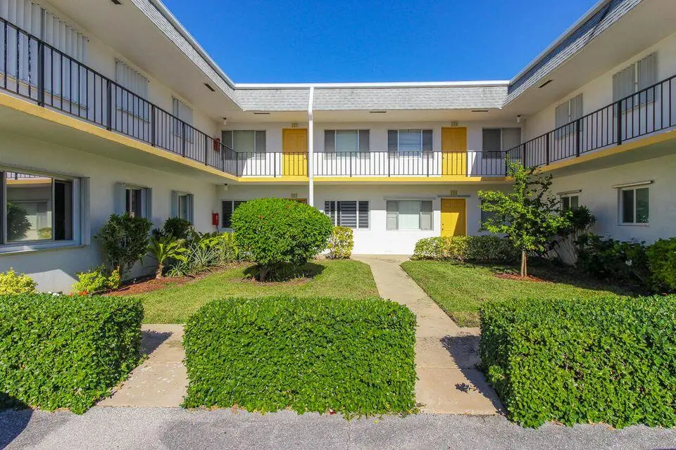 Outside at 2920 Lake Osborne Drive 103, Lake Worth Beach