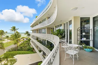 100 Royal Palm Way F4, Palm Beach – Condominium for sale