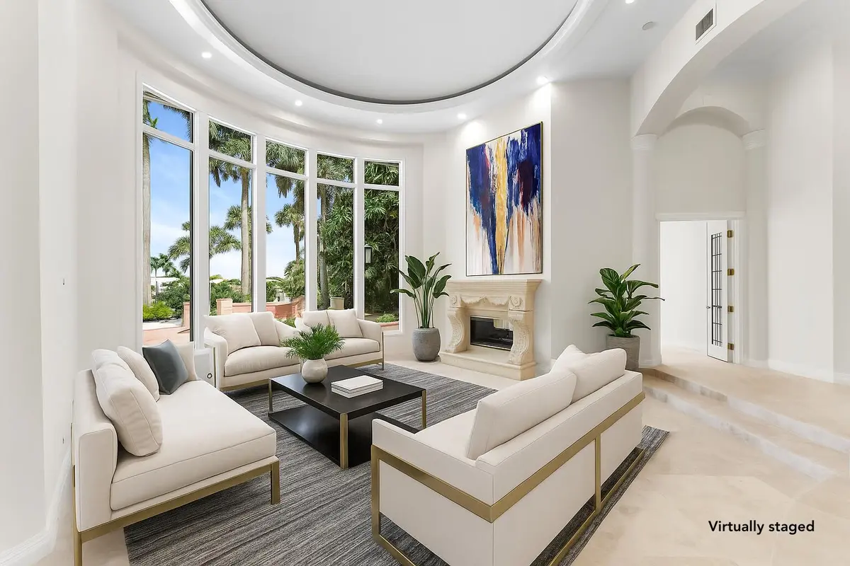Bright Tropical Living Room Design at 42 Saint Thomas Drive, Palm Beach Gardens