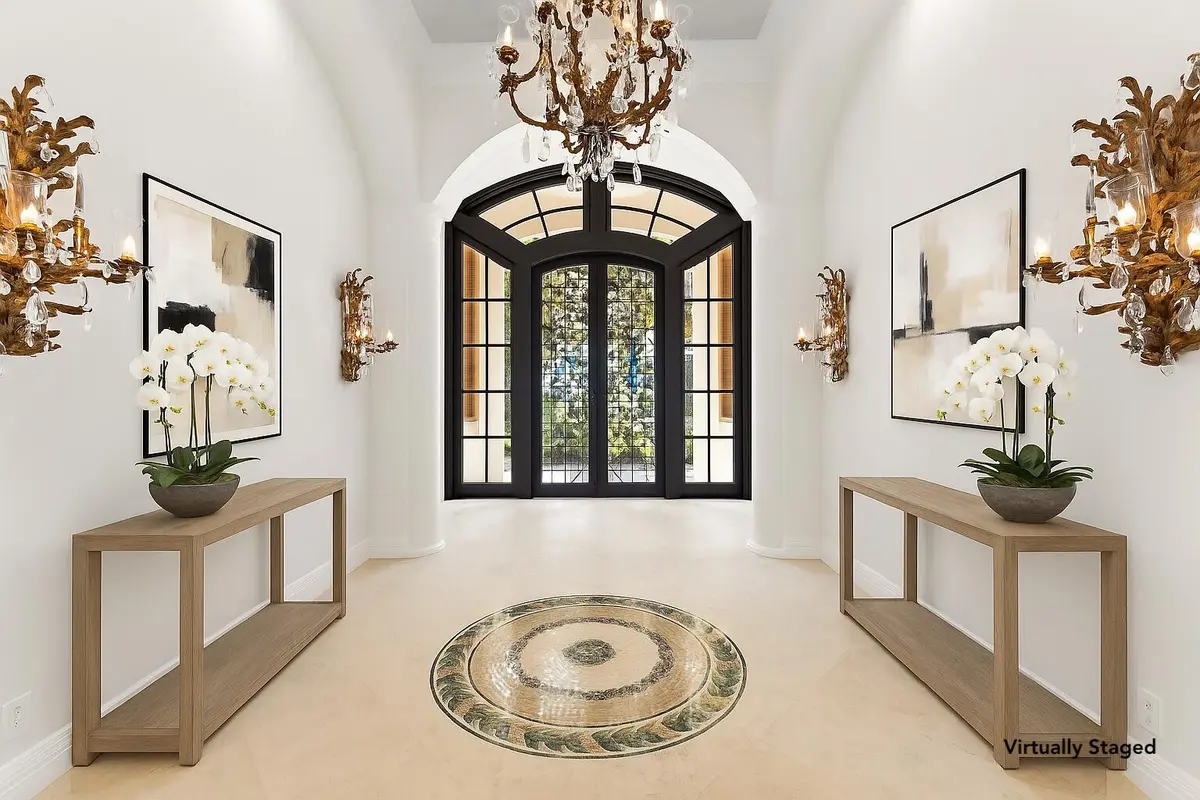 Elegante Entrada con Detalles Clasicos at 42 Saint Thomas Drive, Palm Beach Gardens