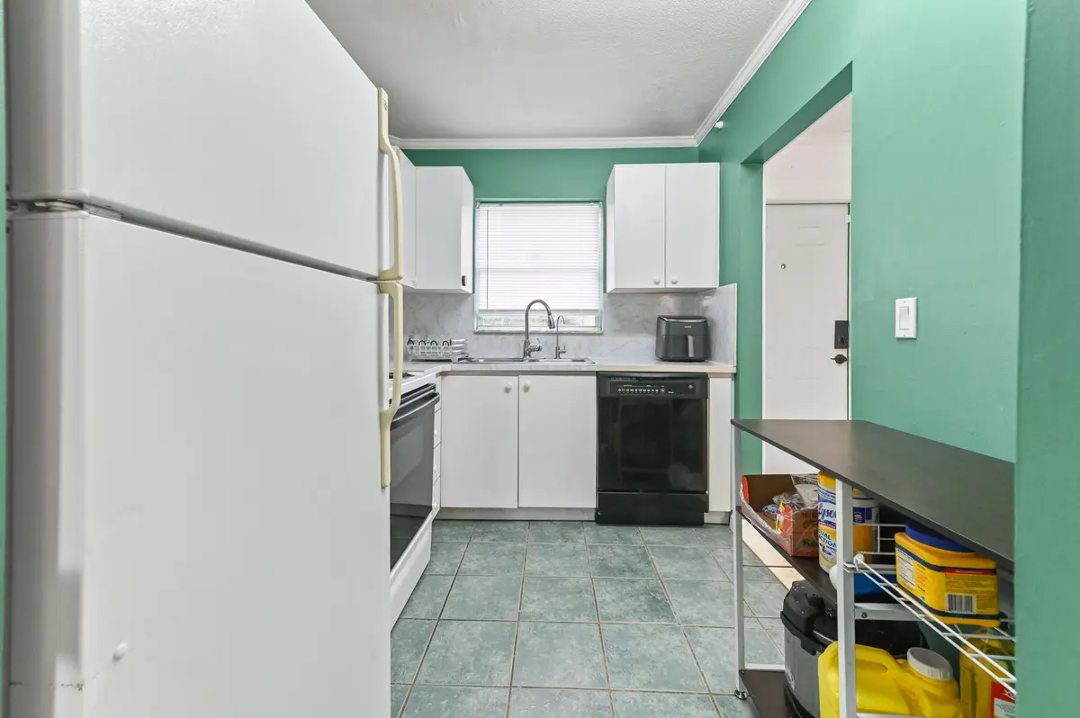 07 Kitchen 02 at 803 W Oakland Park Boulevard A7, Oakland Park